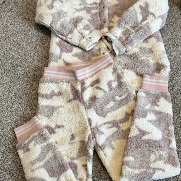 🎀Hem & Thread (Anthropologie) Cream and Pink Camo Sherpa Jacket and Pant Set🌸 - Picture 4 of 9